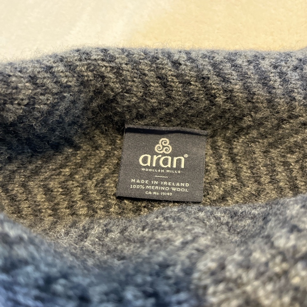 Gray Herringbone Poncho 100% Merino Wool Aran Woollen Mills Made in Ireland - Picture 3 of 5